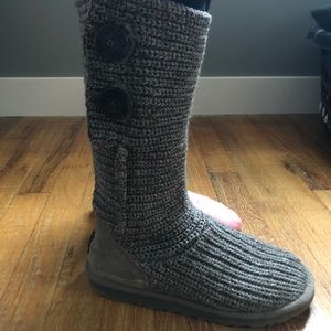 Grey sweater UGG boots.